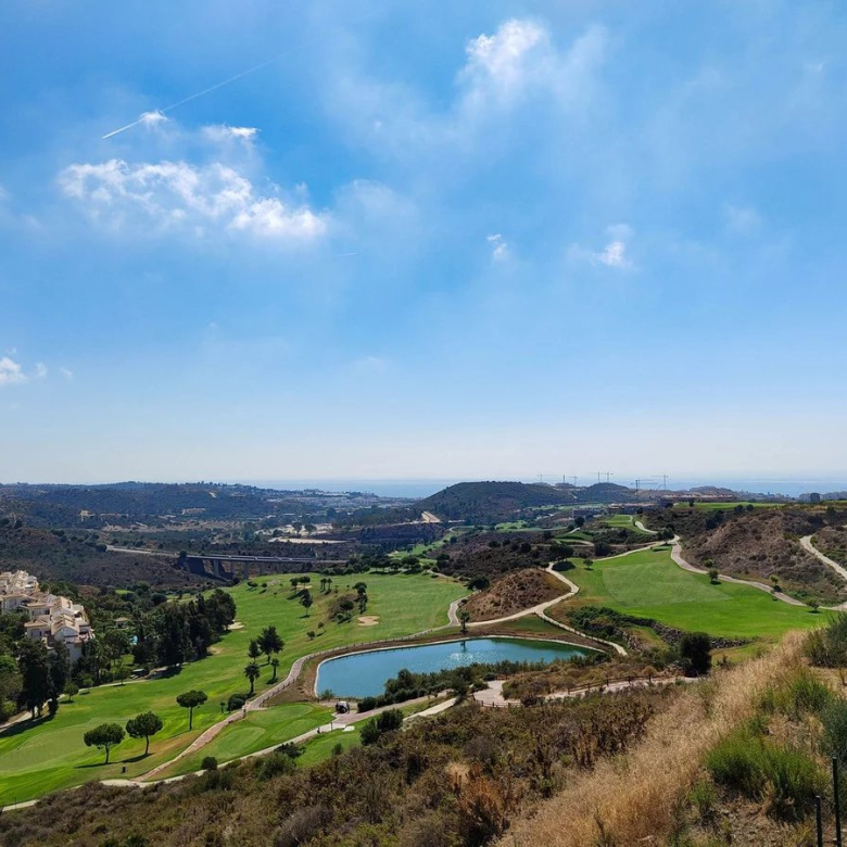 This exquisite 5-bedroom villa with pool in Kamala