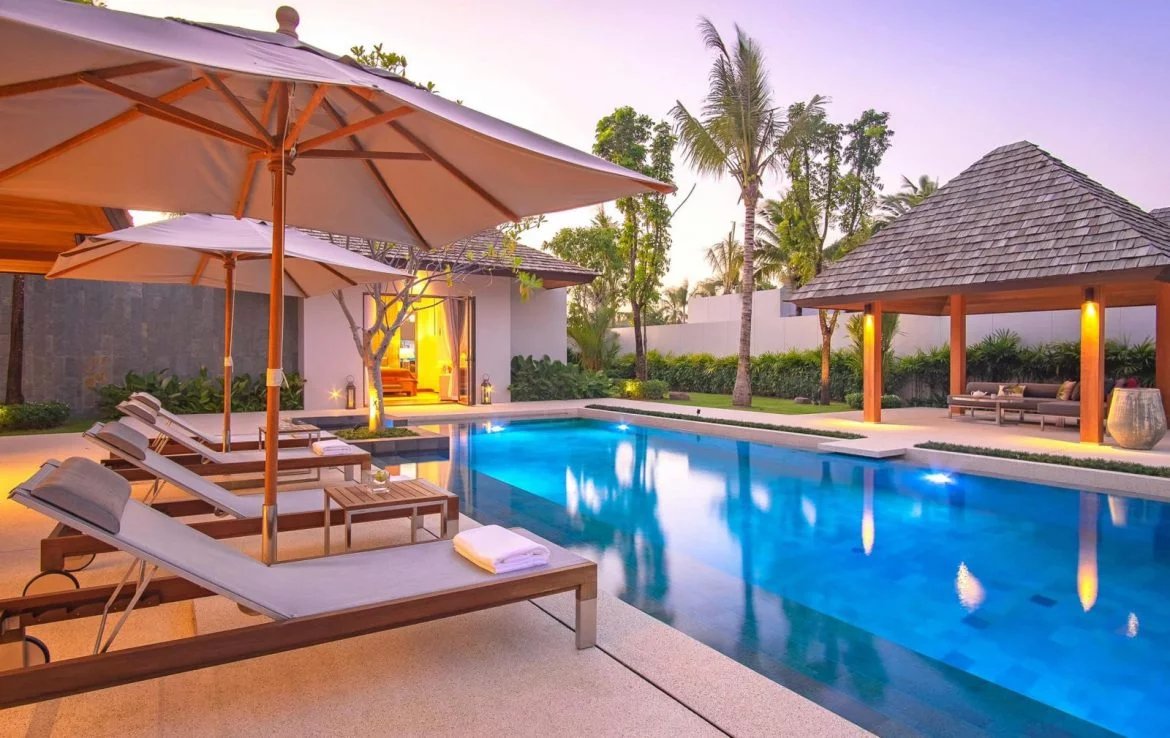 Ferme toscane classique au coeur d’une oasis naturelle au bord d’un lac