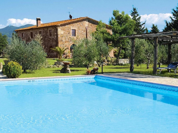 Ferme toscane classique au coeur d’une oasis naturelle au bord d’un lac