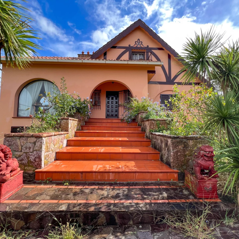Ferme toscane classique au coeur d’une oasis naturelle au bord d’un lac