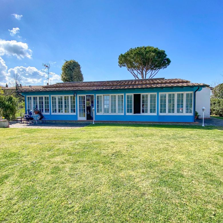 Villa située en position panoramique avec une vue sur la campagne toscane