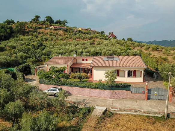 Villa située en position panoramique avec une vue sur la campagne toscane