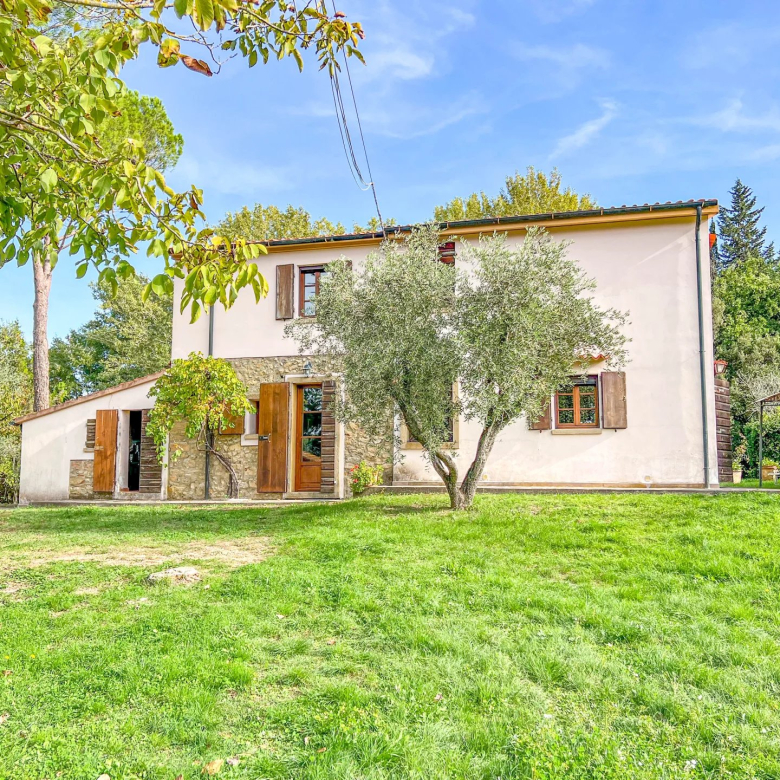 Villa située en position panoramique avec une vue sur la campagne toscane