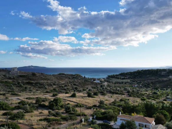 TRÈS BEAU TERRAIN vue sur la mer Situé à Petrothalassa d’Hermioni