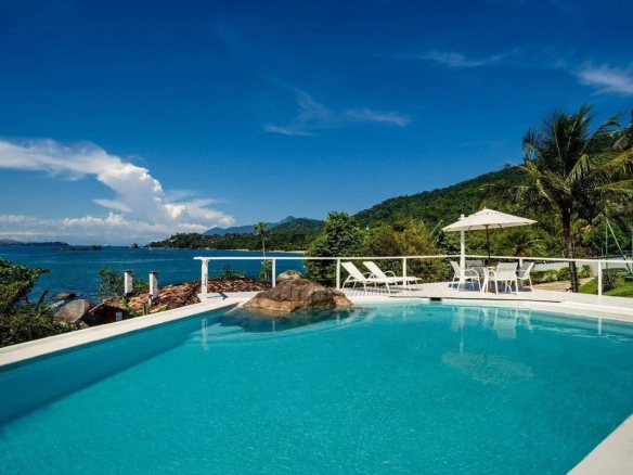 Beautiful villa with sea views in Ilhabela