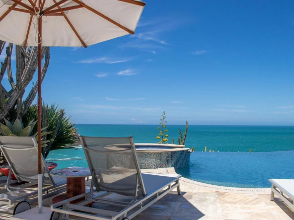 Magnificent manor house with sea views and infinity pool in Búzios