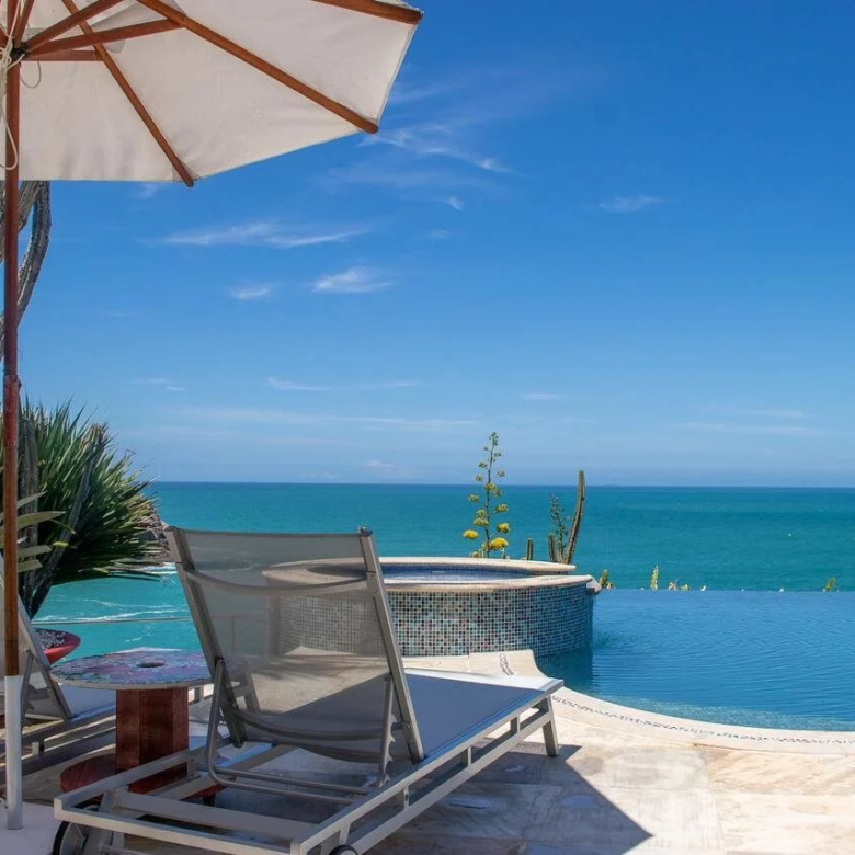 Magnificent manor house with sea views and infinity pool in Búzios