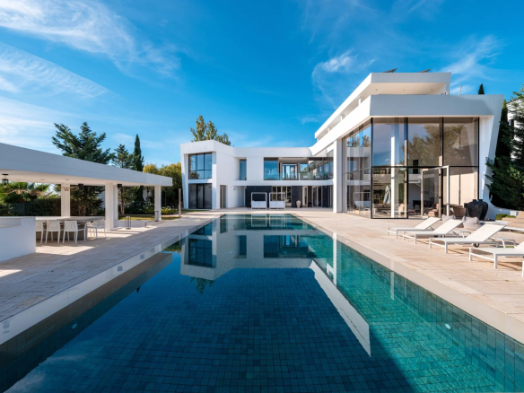 CONTEMPORARY LUXURY VILLA ON THE FIRST LINE OF THE GOLF COURSE WITH BREATHTAKING PANORAMIC VIEWS, LOS FLAMINGOS, BENAHAVIS