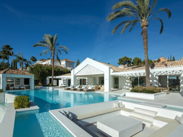 Sumptuous prestigious property in the La Cerquilla community of Nueva Andalucia