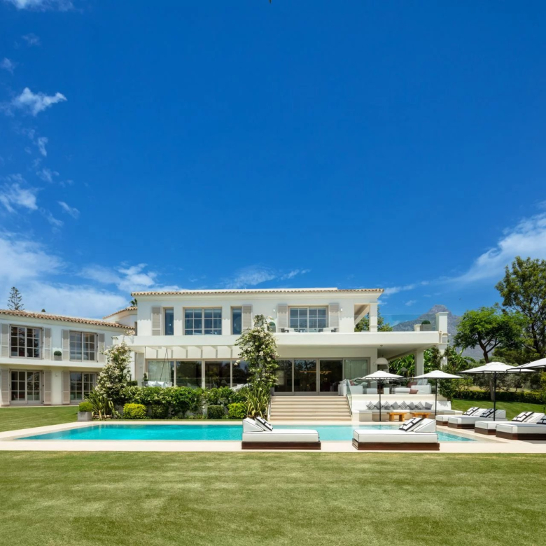 Splendide villa de luxe moderne avec une vue imprenable située à Marbella
