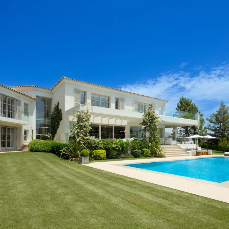 MAGNIFICENT UNIQUE LUXURY VILLA WITH UNPARALLELED VIEWS IN EL HERROJO