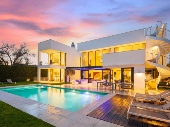 Magnificent contemporary villa in Puerto Banus