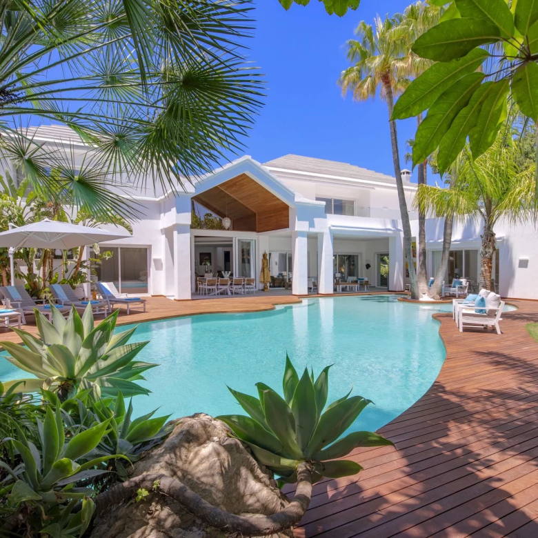 SUPERBE PENTHOUSE DUPLEX LUXUEUX EN BORD DE MER DANS LE FABULEUX PUERTO BANUS, MARBELLA