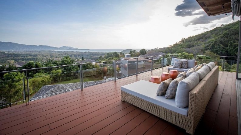 Une villa tropicale hautement privée , située dans les collines de Surin avec une vue panoramique sur la mer.