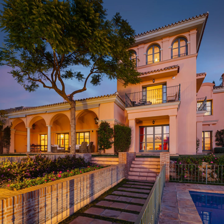 Très belle villa de luxe située à Lagonissa