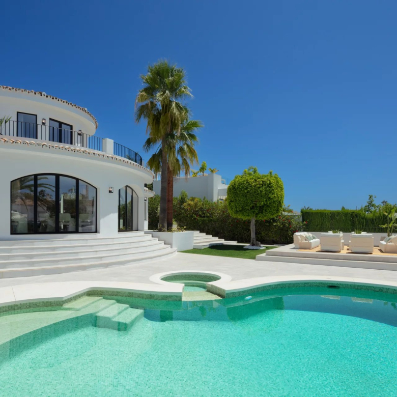 ÉTONNANTE VILLA MODERNE AVEC EMPLACEMENT PRINCIPAL À NUEVA ANDALUCIA