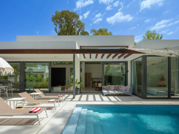 Très belle villa moderne située à Estepona