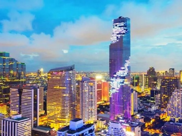 Vue panoramique du Ritz Carlton Sky Residence à Bangkok, avec skyline et éclairage urbain.