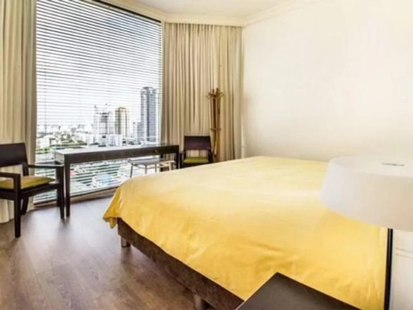 Chambre d'un appartement de luxe à Bangkok avec vue sur la ville.