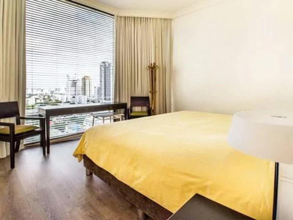 Chambre d'un appartement de luxe à Bangkok avec vue sur la ville.