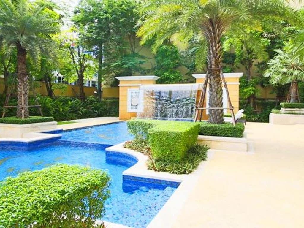 Piscine et jardin de l'appartement de luxe Royce Private Residences à Bangkok.