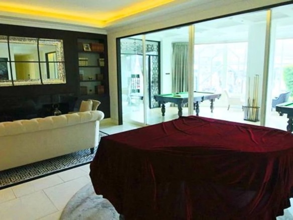 Intérieur d'un appartement de luxe à Bangkok avec un salon et une table de billard