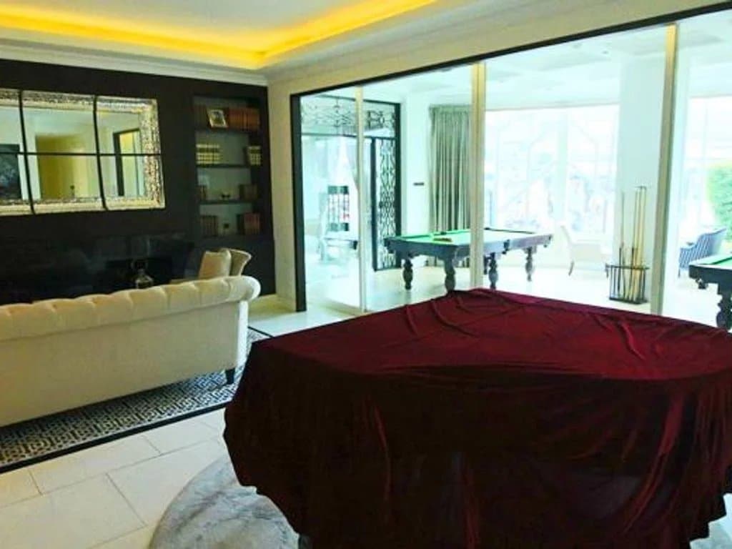 Intérieur d'un appartement de luxe à Bangkok avec un salon et une table de billard