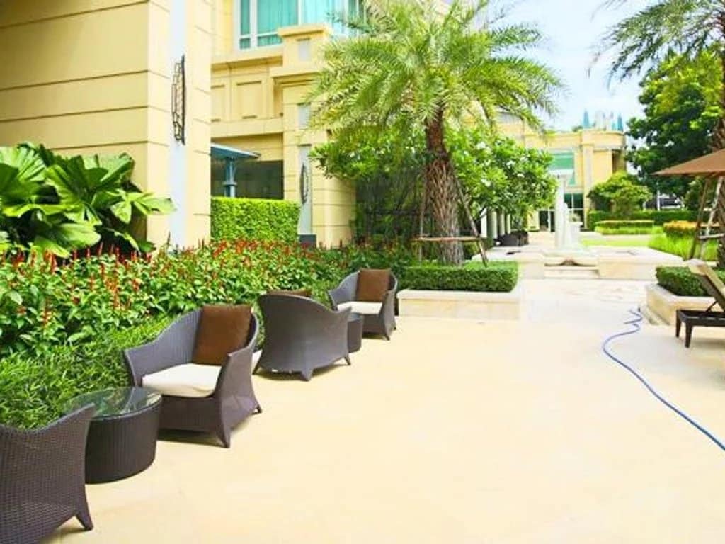 Terrasse d'un appartement de luxe avec des chaises et des plantes à Bangkok.