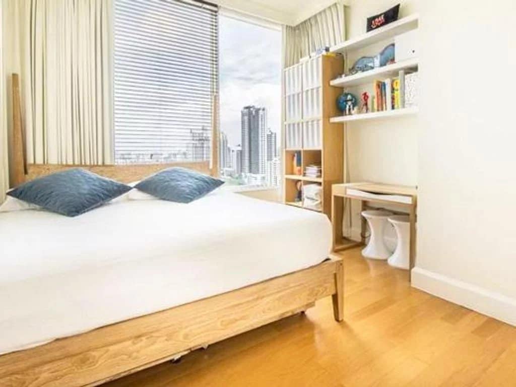Chambre d'un appartement de luxe à Bangkok avec vue sur la ville.