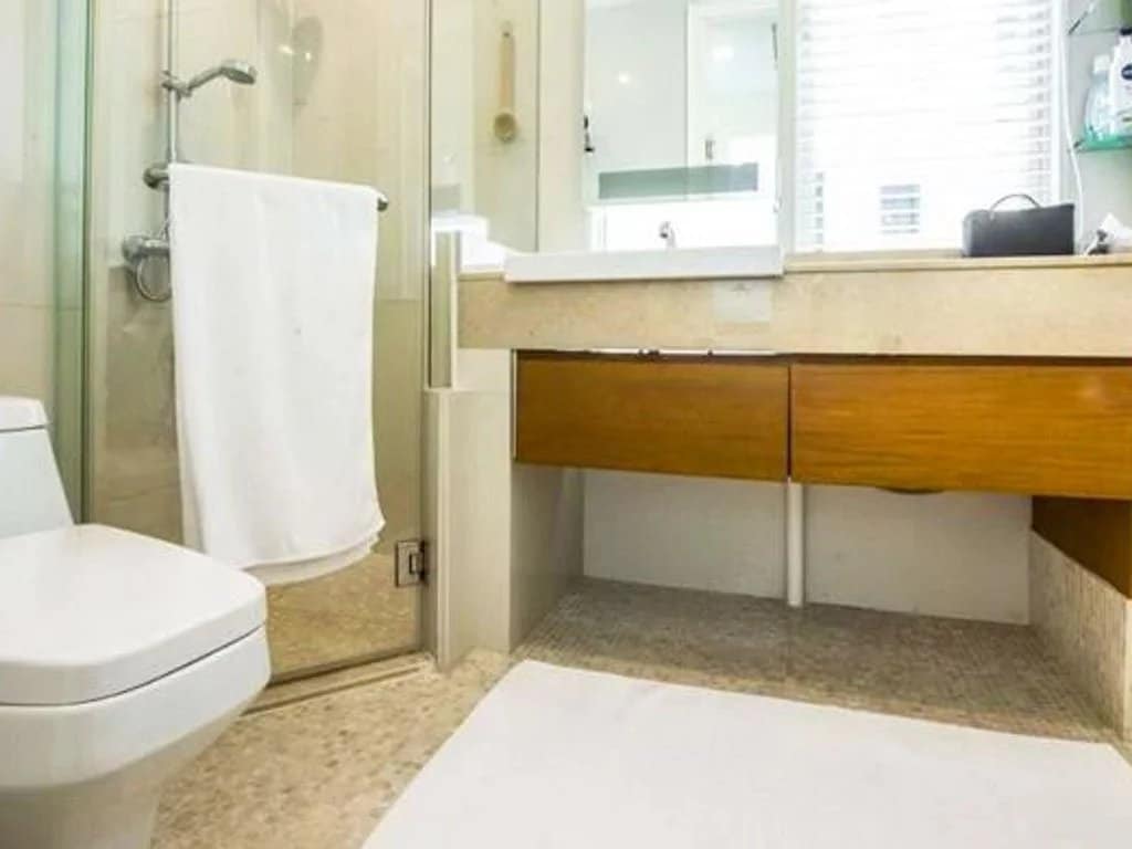Salle de bain moderne d'un appartement de luxe avec douche et toilettes