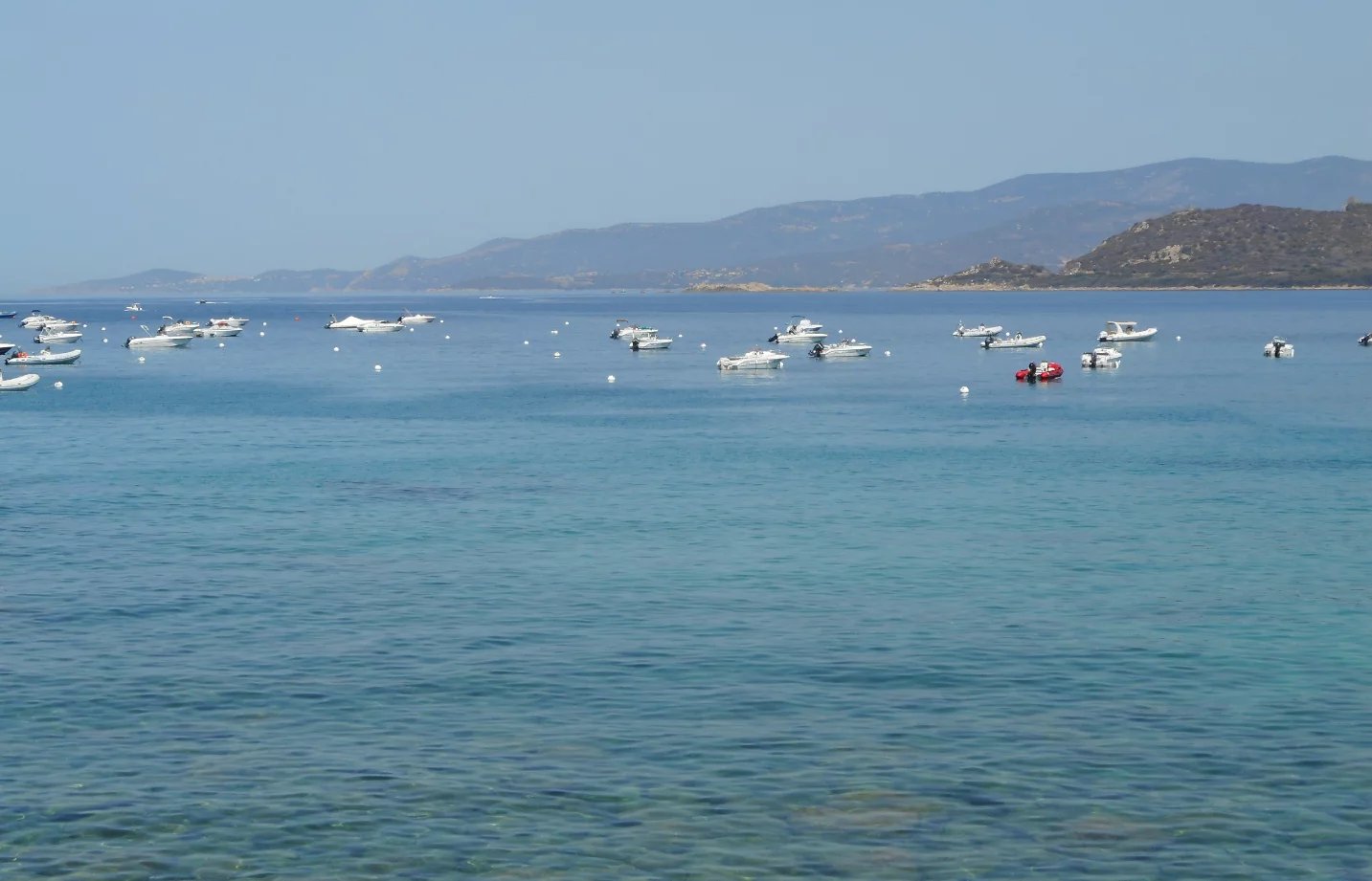 Vue maritime près de Calcatoggio Vue sur une mer calme avec plusieurs bateaux au large, près de Calcatoggio.