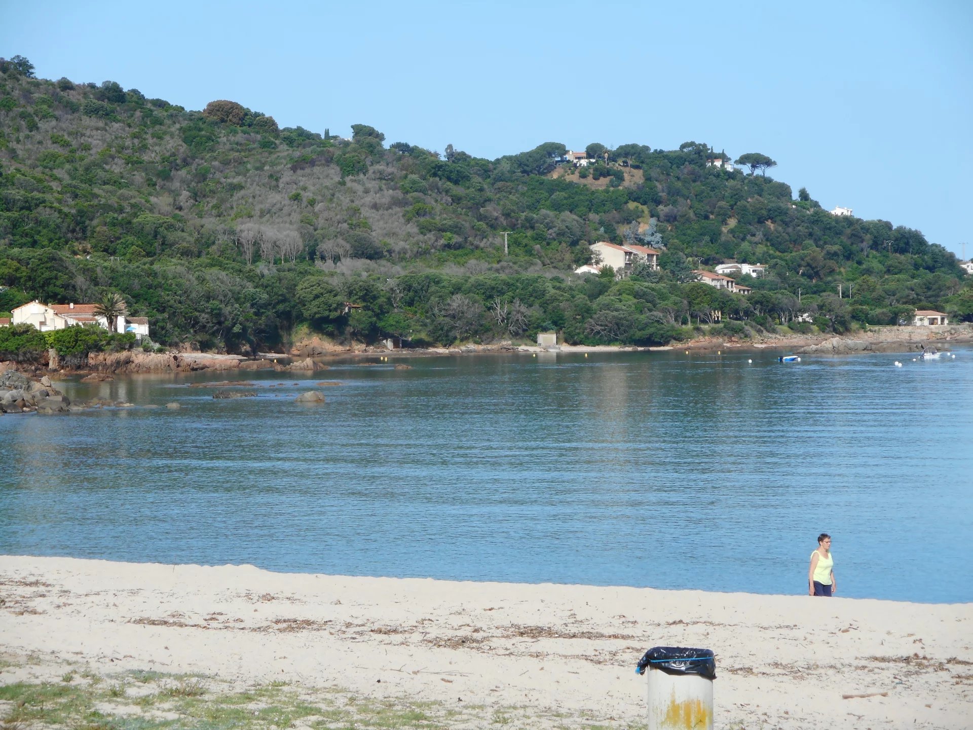 Plage de Calcatoggio Plage de Calcatoggio avec vue sur la mer et la végétation environnante.