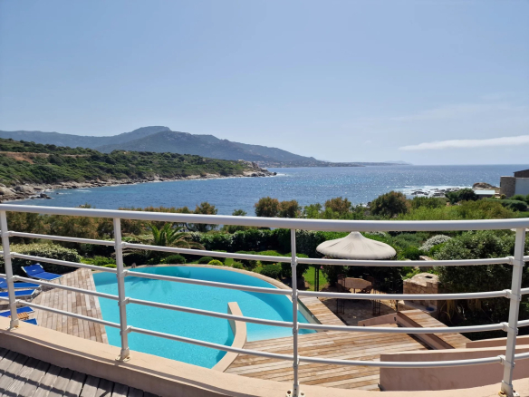 Vue sur la mer et la piscine d'une villa avec jardin à Corbara.