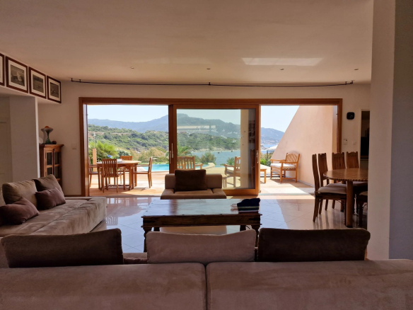 Intérieur d'une villa avec vue sur la piscine et la mer, Marine de Davia à Corbara.