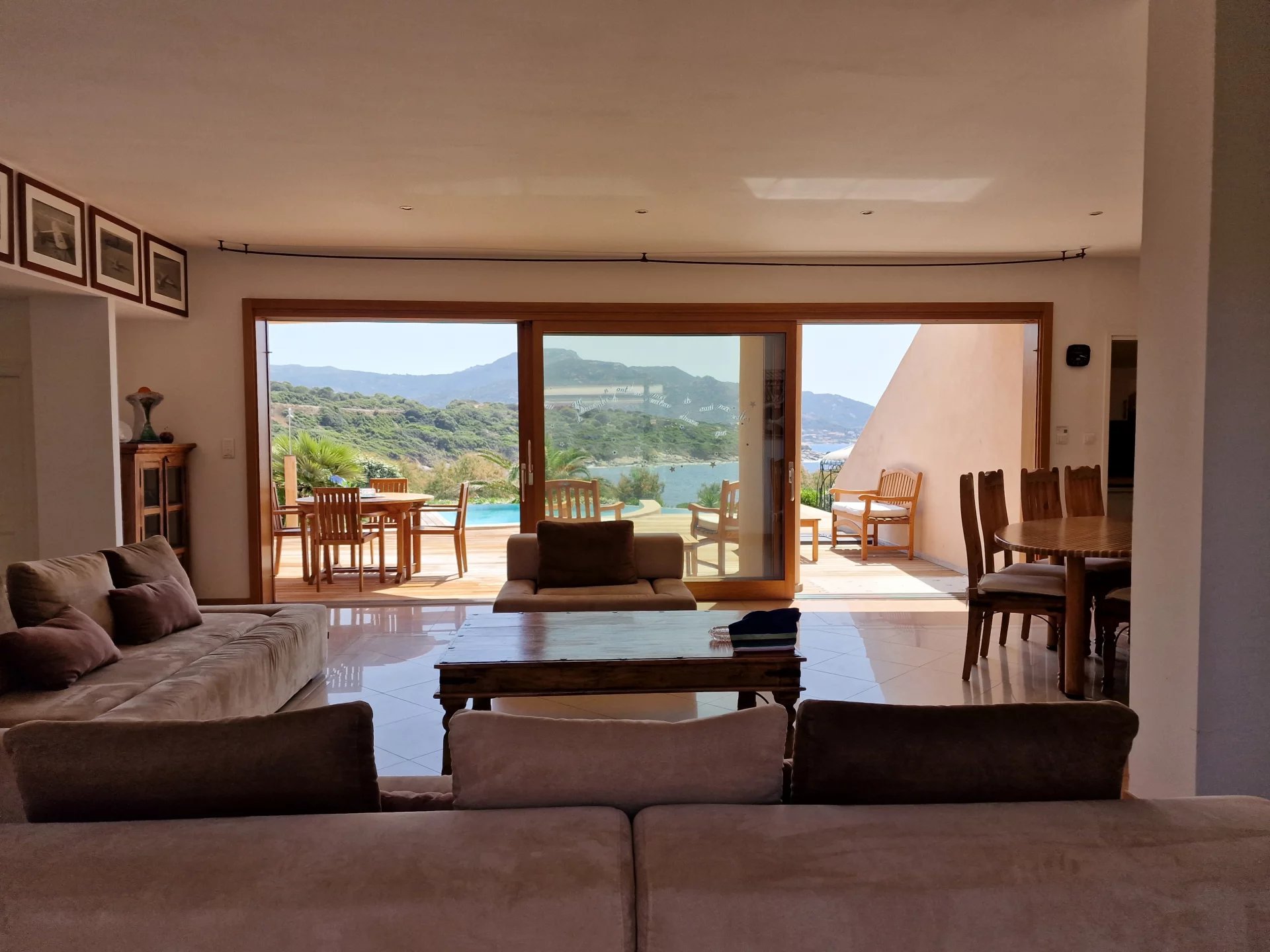 Intérieur de la villa à Marine de Davia Intérieur d'une villa avec vue sur la piscine et la mer, Marine de Davia à Corbara.
