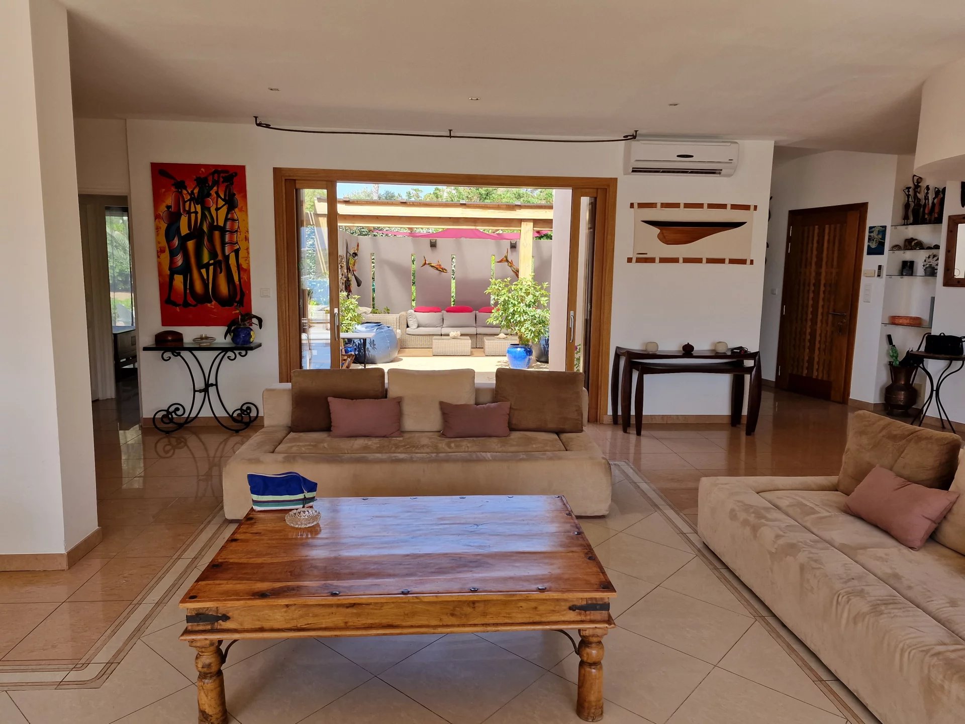 Intérieur d’une villa à Corbara Intérieur d'une villa moderne avec salon spacieux et accès à un jardin extérieur.