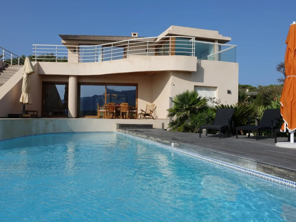 Villa moderne avec piscine à débordement et accès direct à la plage, Marine de Davia, Corbara.