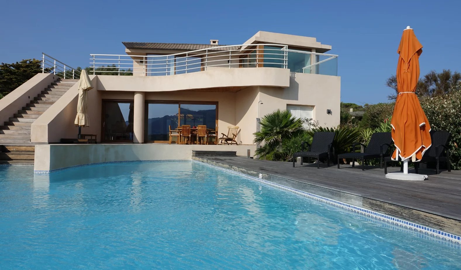 Propriété pieds dans l’eau à Corbara Villa moderne avec piscine à débordement et accès direct à la plage, Marine de Davia, Corbara.