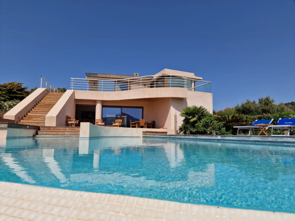 Villa moderne avec piscine à débordement et jardin, vue sur la mer à Corbara.