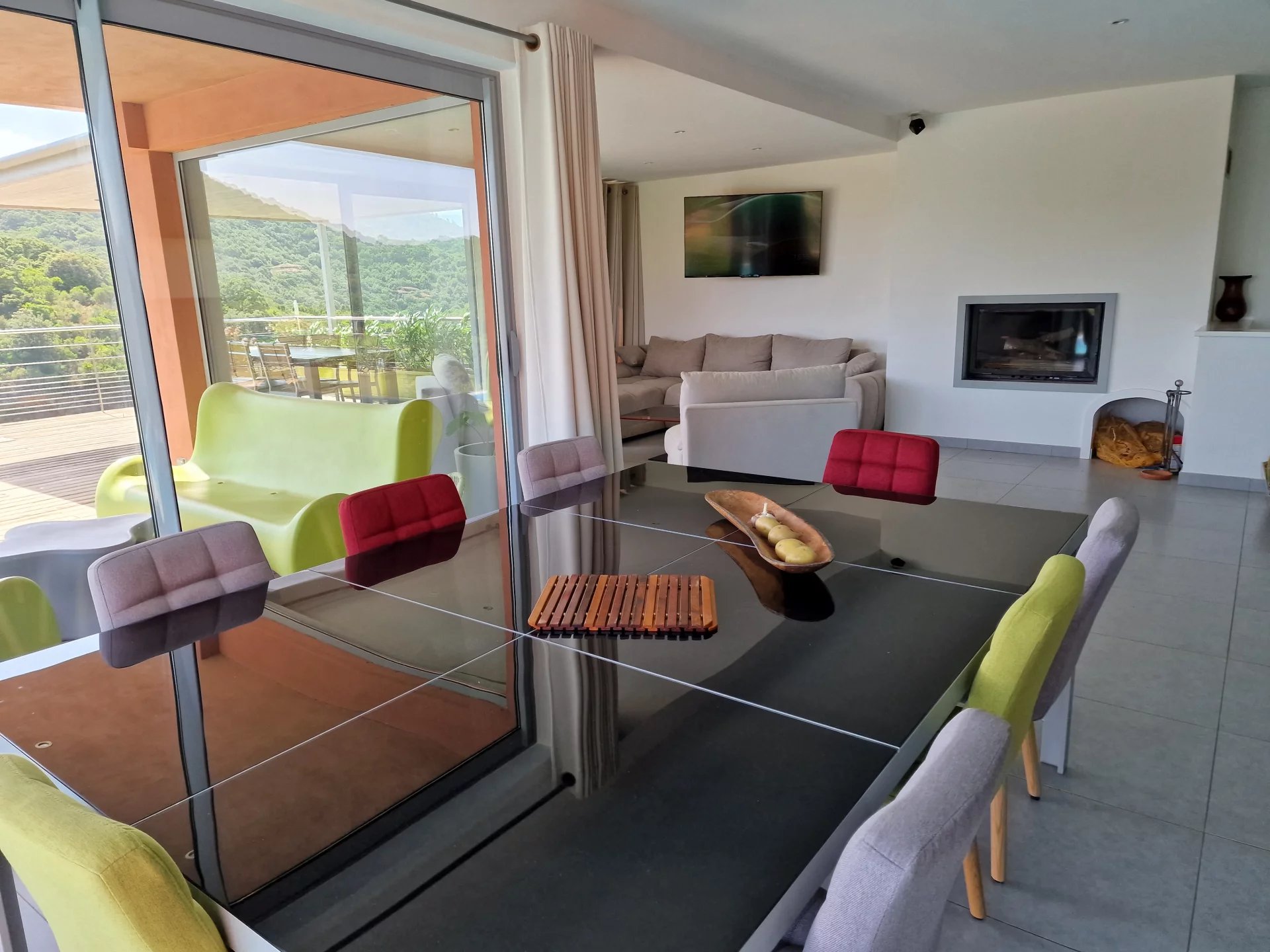 Intérieur d’une villa d’architecte Intérieur d'une villa moderne avec une grande table à manger et un salon lumineux.