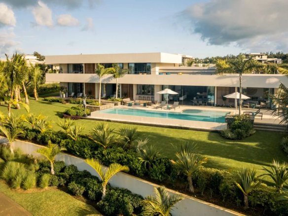 Propriété moderne avec piscine et jardin, vue sur l'océan et la nature environnante.