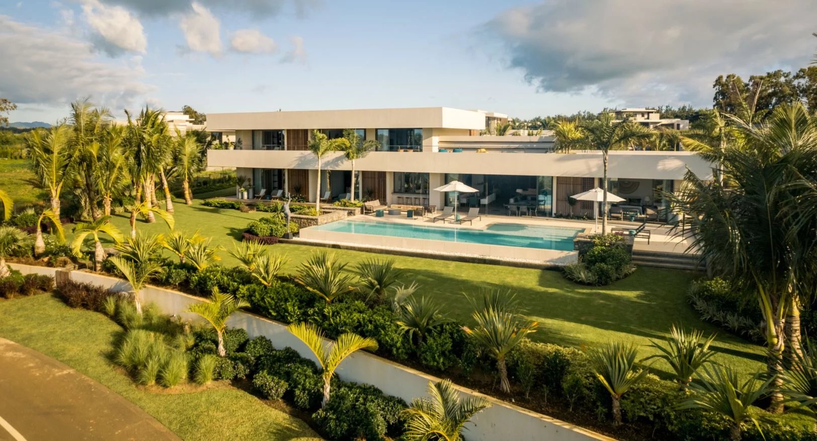 Somptueuse Propriété dans un Domaine Prestigieux Propriété moderne avec piscine et jardin, vue sur l'océan et la nature environnante.