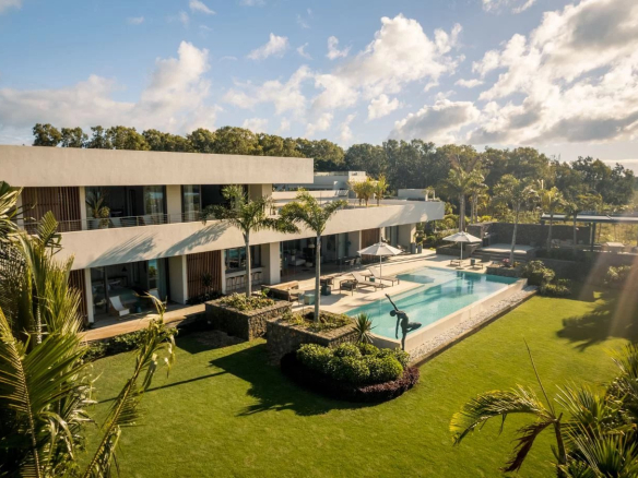 Propriété moderne avec piscine et jardin, vue sur la nature environnante.