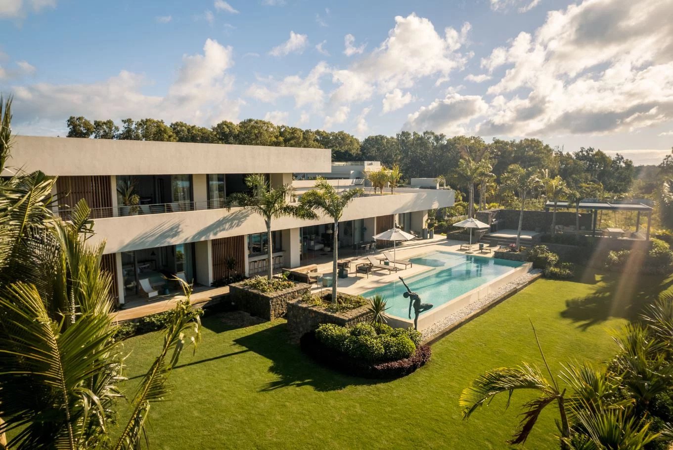 Somptueuse Propriété avec Piscine Propriété moderne avec piscine et jardin, vue sur la nature environnante.