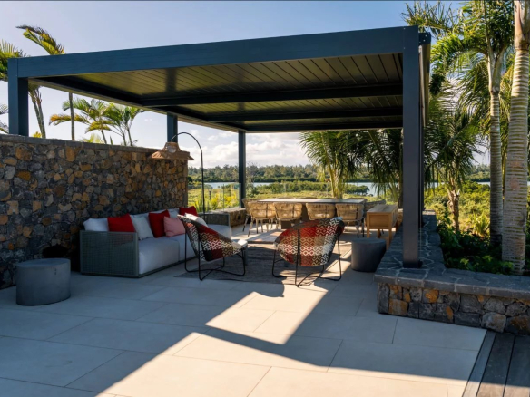Terrasse moderne avec mobilier de jardin et vue sur la nature, dans une propriété de luxe.