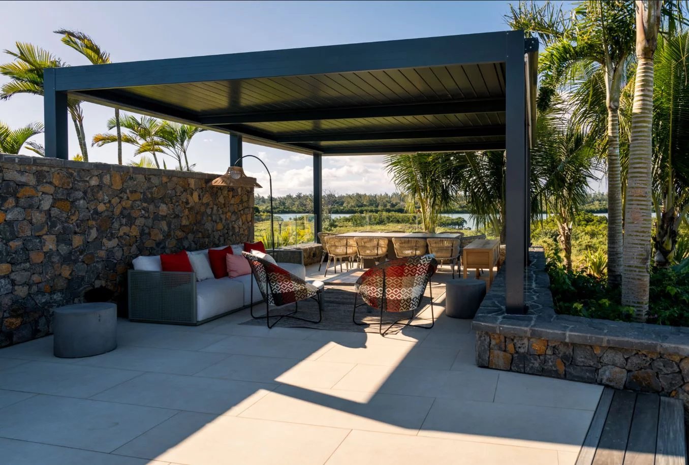 Terrasse de propriété de luxe Terrasse moderne avec mobilier de jardin et vue sur la nature, dans une propriété de luxe.
