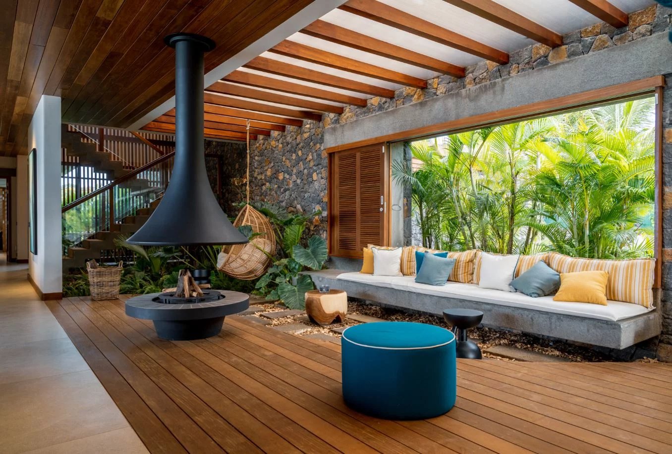 Intérieur d’une propriété de luxe Intérieur d'une somptueuse propriété avec un coin salon moderne et végétation luxuriante.