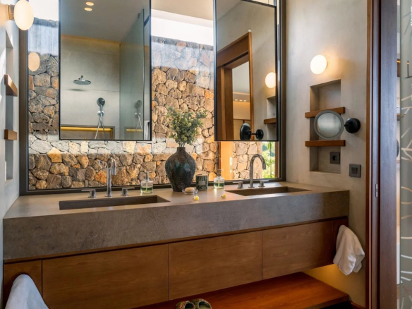 Salle de bain moderne avec matériaux nobles et décoration raffinée.