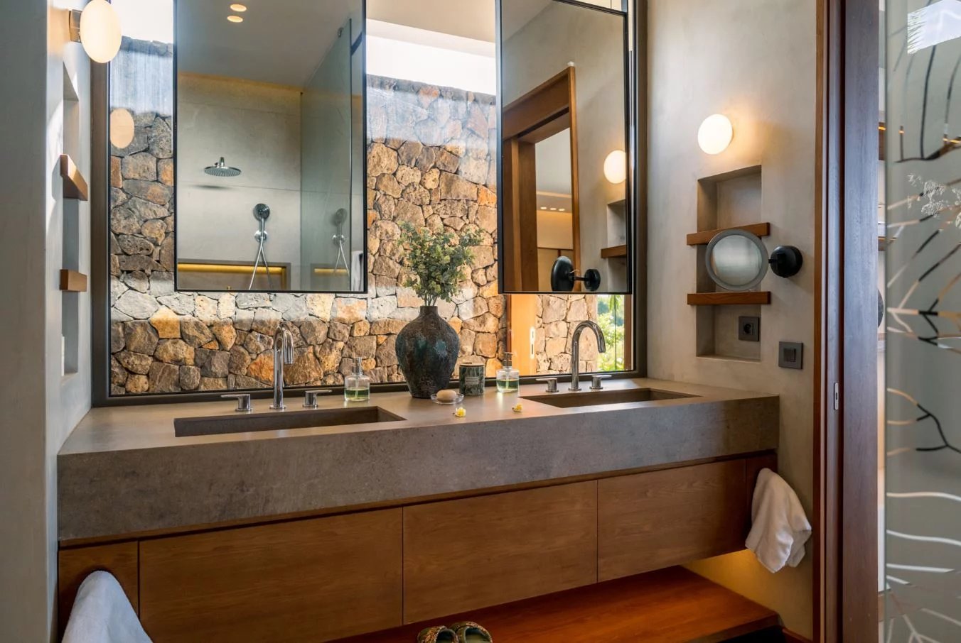 Salle de bain de luxe Salle de bain moderne avec matériaux nobles et décoration raffinée.