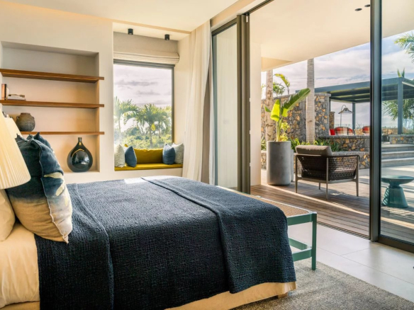 Chambre moderne avec vue sur l'extérieur et accès à une terrasse.
